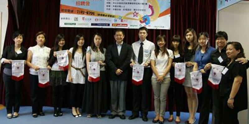 畢業學員手持證書合照