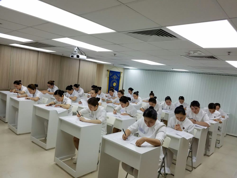 學員在課室內上理論課,前方為導師講解