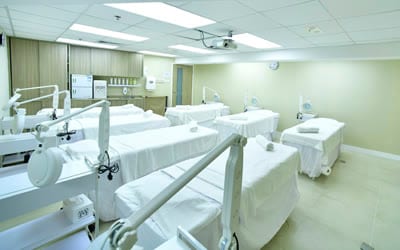 學院實習課室,設有多張美容護理床及儀器